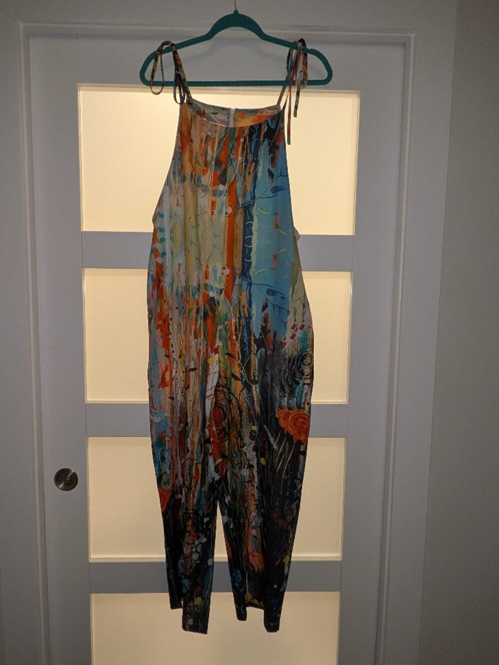 That vibrant abstract paint-splash print makes this SHEIN LUNE Graffiti Printed